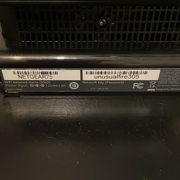 NetGear N600 WiFi Cable Modem Router Model C3700, Black - Picture 7 of 9